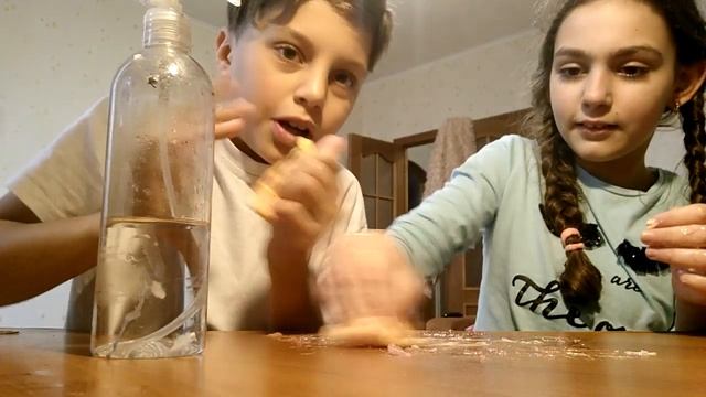 Делаем слайм на столе.. смотреть онлайн