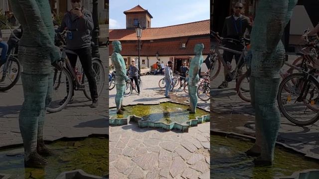 Фонтан у Музея Кафки в Праге смотреть онлайн