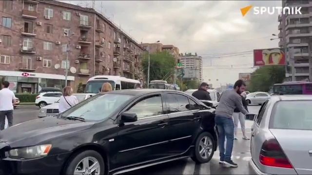 Сторонники оппозиции пытаются блокировать движение на улицах Еревана смотреть онлайн