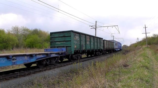ВЛ11-110 Б132 с грузовым поездом следует на желтый сигнал светофора