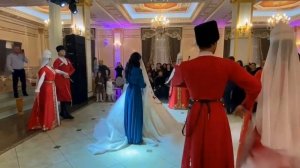 КАРАЧАЕВСКАЯ СВАДЬБА. ОБРЯД СНЯТИЯ ПЛАТКОВ С НЕВЕСТЫ В ДОМЕ СВАТОВ! СЕН МЕНИ КЮНЮМСЕ: РАСУЛ ЛАЙПАНО