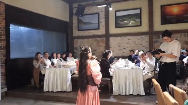 Гостей гастрономического театра приветствует хомусистка Алена Слепцова #хомус #варган #jewsharp #口琴 смотреть онлайн