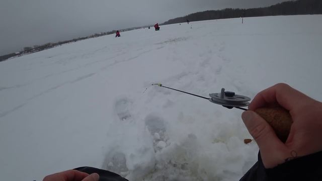 Зимняя рыбалка на безмотылку. Ловля плотвы и окуня на реке. Гвоздешарик vs Чертик. смотреть онлайн