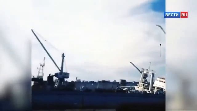 Посудина тонет , краны падают смотреть онлайн