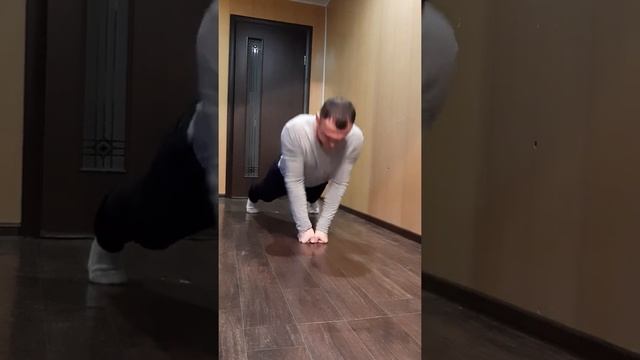 Отжимания на кулаках узким хватом ( тренировка кулака ) !!! смотреть онлайн