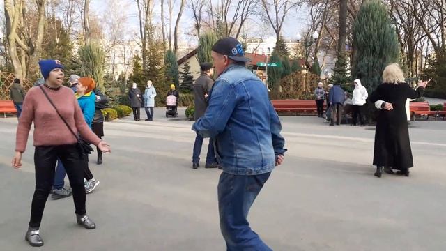 КРАСИВАЯ МУЗЫКА!?ТАНЦЫ В ПАРКЕ ГОРЬКОГО ХАРЬКОВ АПРЕЛЬ 2021 смотреть онлайн