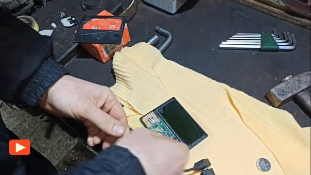 Как поменять батарейки на светофильтре СВАРОЧНОЙ МАСКИ ХАМЕЛИОН. Смешное и Полезное. FUNNY & USEFUL.