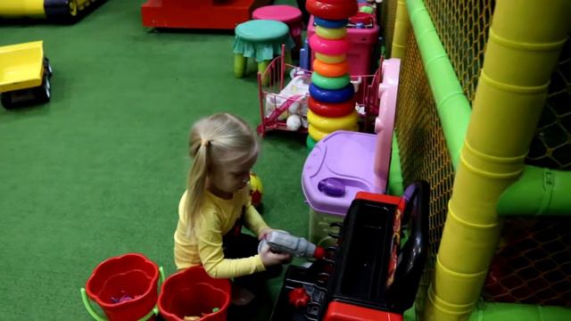 Развлечения в самой лучшей игровой комнате для детей смотреть онлайн