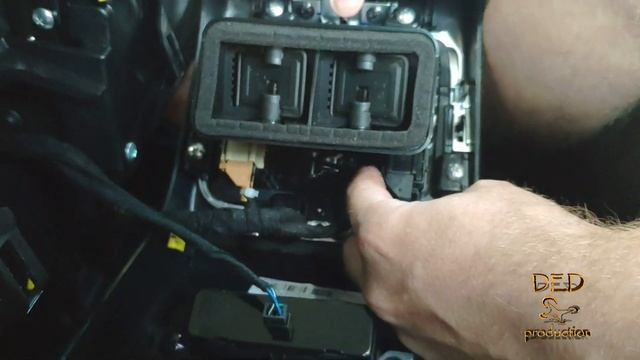 Geely Atlas Pro, снятие панели задней части консоли