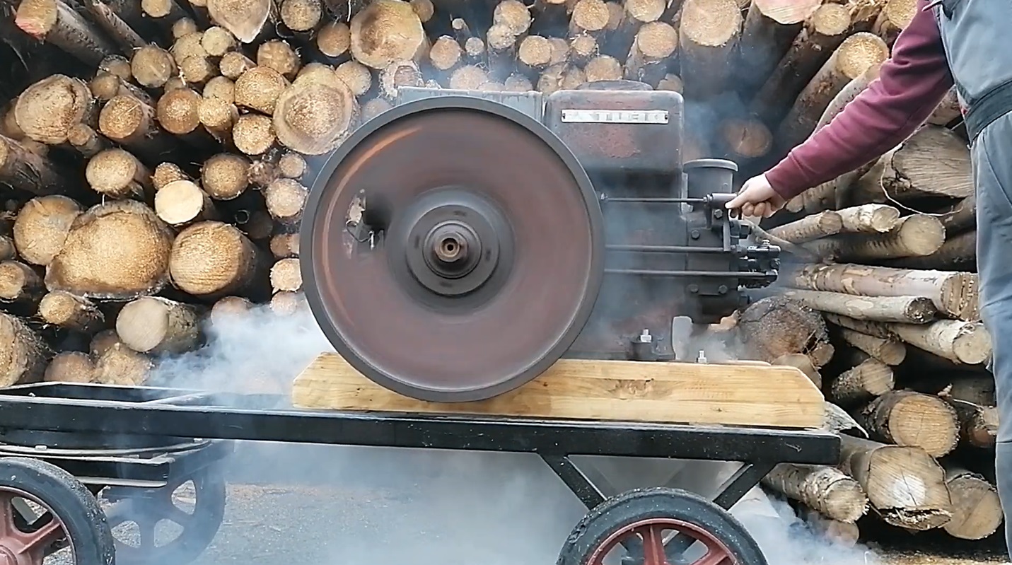 Мастер-механик завел одноцилиндровый дизельный двигатель 1938 года. Мощность 9 л.с. смотреть онлайн
