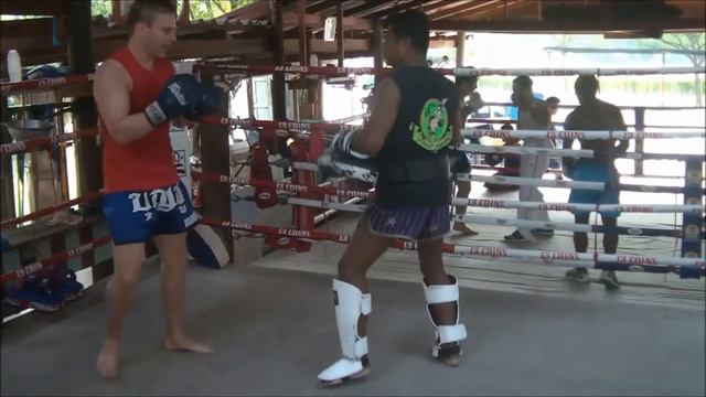 Robert Holden Thai boxing training at 13 Coins, Bangkok смотреть онлайн