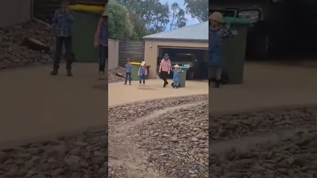 Bin dancing to Blanco Brown's 'The Git Up' with the kids here in Aus смотреть онлайн