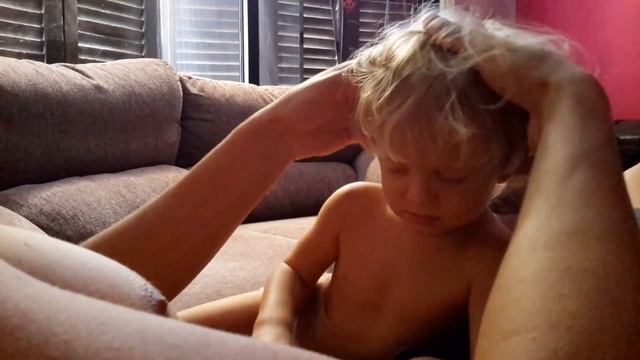 Очень смешно засыпает малыш смотреть онлайн