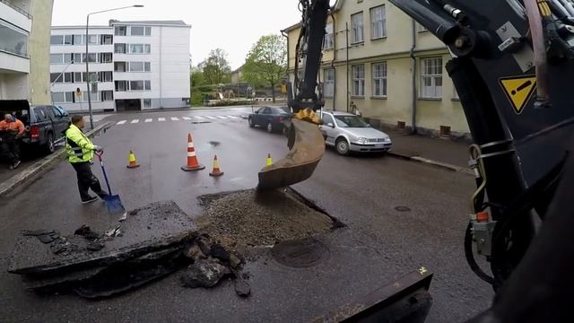Ямочный ремонт в германии. Чудо экскаваторщик. смотреть онлайн