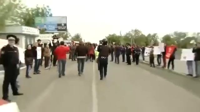 «Нам здесь НАТО не нужно» - в Молдавии заблокировали военную колонну НАТО смотреть онлайн