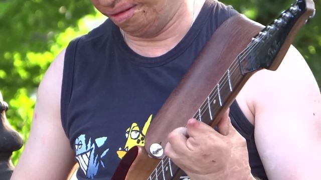 The most amazing guitar player! Great guitar solos with missing 1 finger and deformed other! смотреть онлайн
