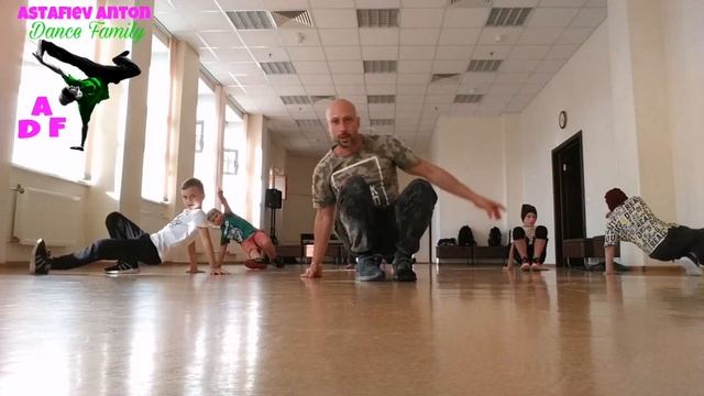 УРОК ПО ПРОСТЫМ БАЗОВЫМ ДВИЖЕНИЯМ БРЕЙК ДАНС BREAK DANCE TUTORIAL ДЛЯ ДЕТЕЙ И ПОДРОСТКОВ! смотреть онлайн