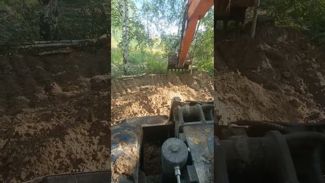 Как работать на колёсном экскаваторе / Закапываем траншею после гнб / Как сделать планировку, Мне 2 смотреть онлайн