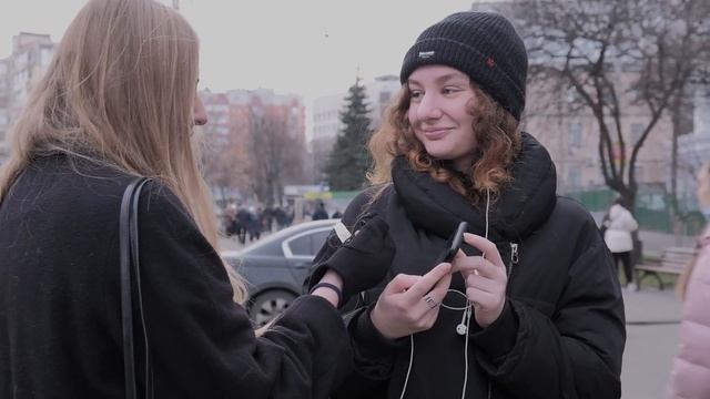 КАКУЮ ПЕСНЮ ТЫ СЛУШАЕШЬ? Узнай какая Музыка играет у прохожих в наушниках! БОЛЬШОЙ ОПРОС #9 смотреть онлайн