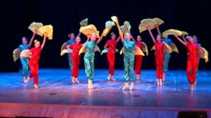 Китайский танец с веерами