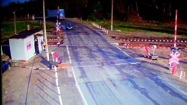 ФУРА ПЕРЕВЕРНУЛАСЬ НА ПЕРЕЕЗДЕ смотреть онлайн