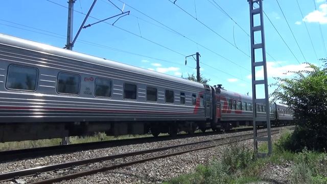 "Эльбрус с почтовым вагоном" - Электровоз ЭП1М-704 с фирменным поездом №061 Нальчик-Москва. смотреть онлайн