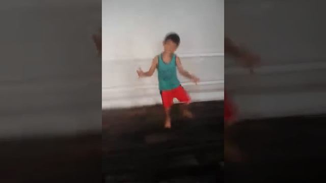 маленький мальчик зажигает смотреть онлайн