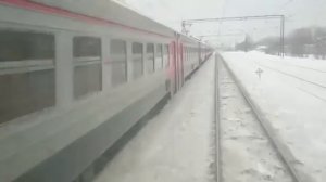 Поезд сбил двух людей