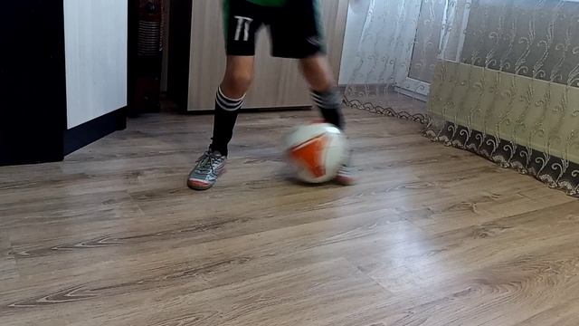 Крутая подборка финтов и упражнений на дриблинг и контроль мяча.Тренировка дома #дриблинг #финты