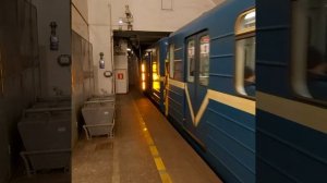 Прибытие метропоезда на станцию Технологический Институт-1, 2я Линия