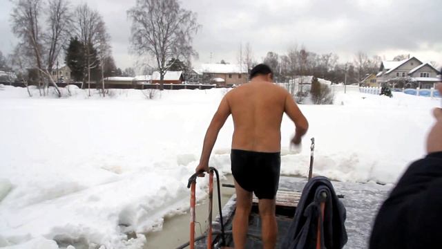 Купание в проруби на Крещение смотреть онлайн