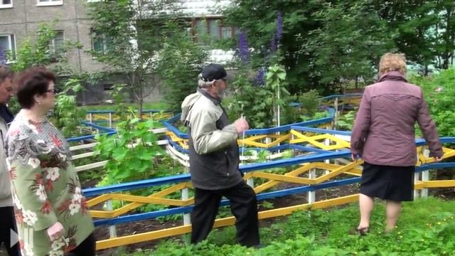 Клумбы , розы , ромашки , белочки ... смотреть онлайн