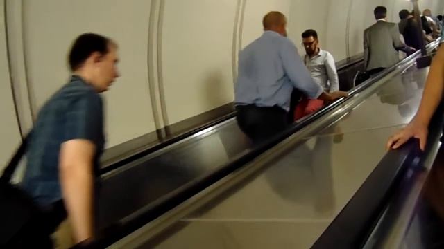 Спускается в Метро. смотреть онлайн