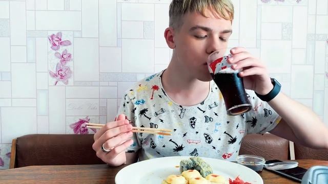 МУКБАНГ РОЛЛЫ |Я НЕ ЛЮБЛЮ LIKEE?? | У МЕНЯ УЖЕ ЕСТЬ ПРАВА??| смотреть онлайн