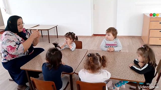 Малыши играют в пальчиковые игры смотреть онлайн