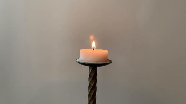 Горящая свеча и звуки дождя - качественное расслабление смотреть онлайн