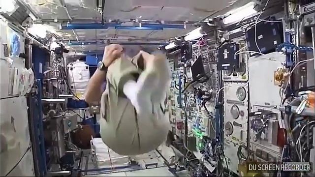 What happens when you spin a fidget spinner in space? A short experiment in the ISS. смотреть онлайн