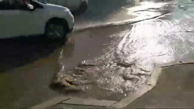 В центре Саратова затапливает улицу Московскую смотреть онлайн