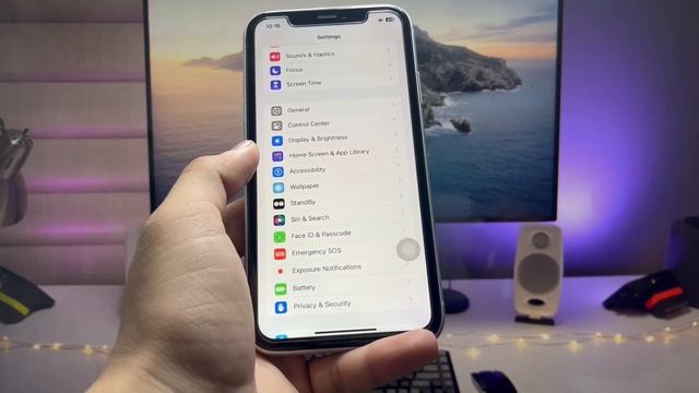 iPhone XR complete review on iOS 17.1 - Battery Life - Battery Drain - Performance- Heating смотреть онлайн