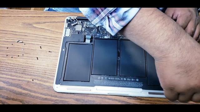 Macbook Air 13" 2012-2017 (A1466) - Battery Replacement ( UPDATED) 2020 (FIXNOW) смотреть онлайн