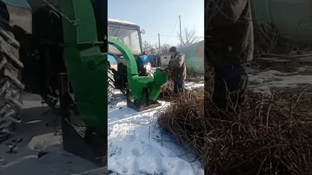 Рубительная машина РМ-600 Леспромресурс на тракторе МТЗ-82 работает от вала отбора мощности. смотреть онлайн