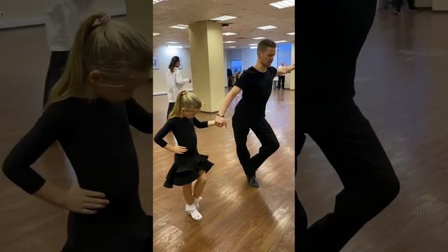 Прорабатываем каждый шаг. Тренер Евгений Орлов бальныетанцы #танцы #тренировки #ballroomdancers смотреть онлайн