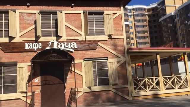 Гатчина, ул. Хохлова. Новое кафе среди новых домов. Называется "Дача". 13.05.2016, 09:40 смотреть онлайн