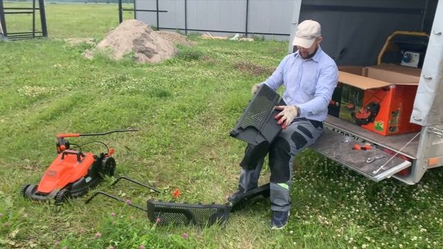 ЗАНИМАЕМСЯ БЛАГОУСТРОЙСТВОМ УЧАСТКА. НОВАЯ ГАЗОНОКОСИЛКА BLACK+DECKER . смотреть онлайн