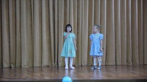 Маленькие дети первый раз поют на сцене Я на сцену выхожу