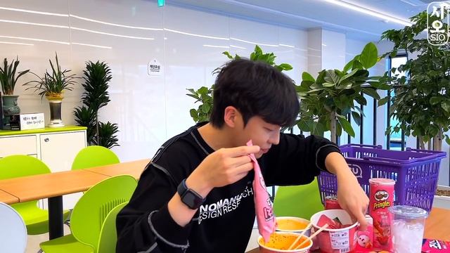 ASMR MUKBANG | 편의점 꿀젤리 핑크 디저트 먹방 불닭 딸기맛 초콜릿 & PINK DESSERT HONEY JELLY CANDY смотреть онлайн