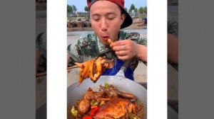 ASMR Китаец ест морепродукты осьминог,  лобстера - Задача есть пряные морепродукты