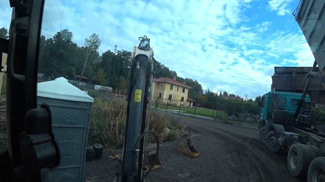 Делаем временную дорогу. Вожу щебень с прицепом на самосвале Мерседес Актрос. смотреть онлайн