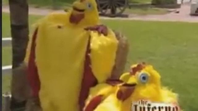 Chicken Suit Challange смотреть онлайн