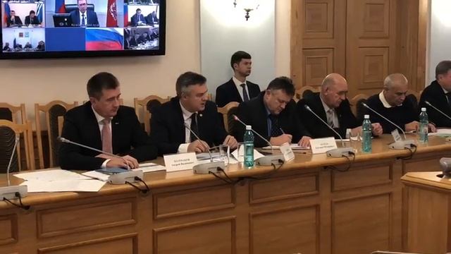 Олег Петров, технический директор СГК, выступает с докладом перед полпредом по СФО Сергеем Меняйло смотреть онлайн